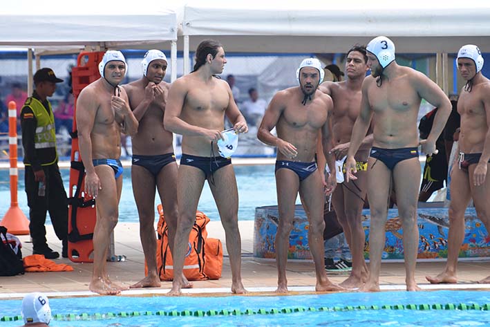 El equipo colombiano de Polo Acuático discutiendo los resultados obtenidos durante el partido. Foto/ Edgar Fuentes.