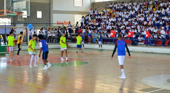 Los estudiantes de los diferentes cursos disputaron encuentro de microfutbol.