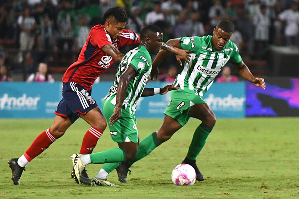 Luis ‘el chino’ Sandoval, jugador del Deportivo Independiente Medellín enfrentándose a Marino Hinestroza del Atlético Nacional.