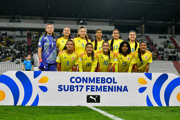 Selección Colombia Femenina de Fútbol sub 17 en la foto protocolaria antes del partido que jugaron contra Venezuela.