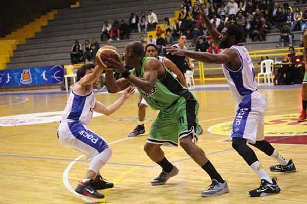 Partido de baloncesto profesional llevado a cabo anteriormente en un certamen realizado en Colombia.
