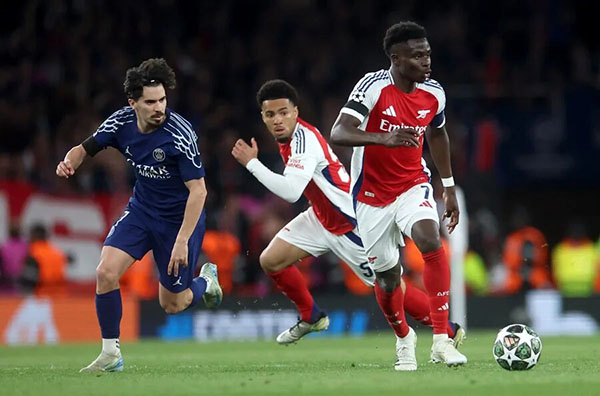 Bukayo Saka del Arsenal Y ‘Vitinha’ del PSG durante el partido de ida entre ambos clubes. EFE