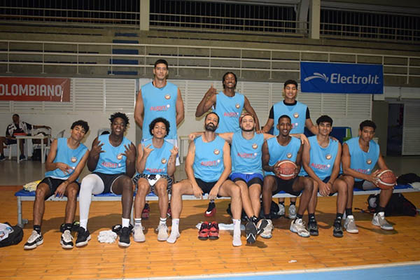 Jugadores del equipo ‘Storm 500’ de Santa Marta en el entrenamiento previo antes de viajar a Cúcuta. Foto Ly Erick Amasifuen 