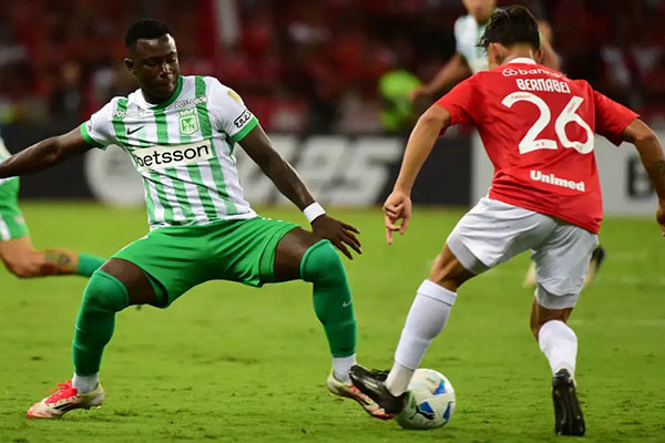 Marino Hinestroza, jugador del Atlético Nacional enfrentándose a un rival en la Copa Conmebol Libertadores.