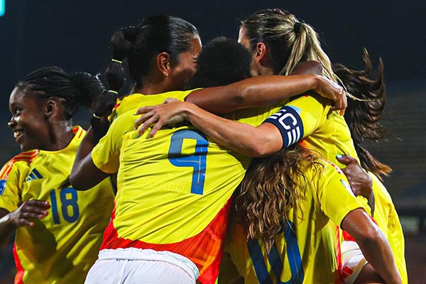 Jugadoras de la selección Colombia sub 17 celebrando la clasificación a octavos de final en el Mundial femenino. Foto Federación Colombiana de Fútbol