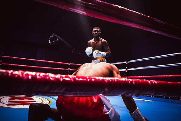 Yuberjen Martínez boxeador colombiano, ganador de la medalla de plata en los juegos Olímpicos, derribando a su rival en la convención internacional en Bogotá. Foto MinDeporte