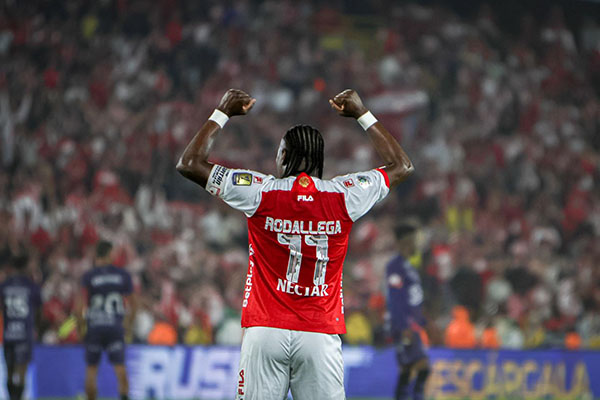 Hugo Rodallega celebrando uno de los goles anotados frente a Fortaleza. Foto Independiente Santa Fe en Facebook 