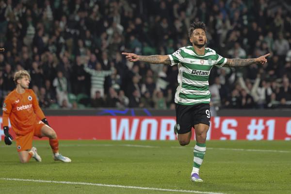 El jugador del Sporting CP Luis Suárez (C) celebra tras marcar un gol ante el Club Brugge durante el partido de fútbol de la fase liguera de la UEFA Champions League entre el Sporting CP y el Club Brugge en Lisboa, Portugal, el 26 de noviembre de 2025. EFE/EPA/MANUEL DE ALMEIDA