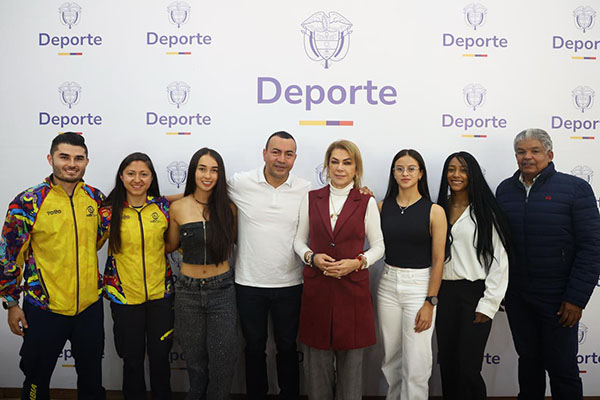 Patricia Duque Cruz, ministra del Deporte de Colombia; acompañada de deportistas y representantes del Comité Olímpico. Foto Ministerio del Deporte de Colombia. 