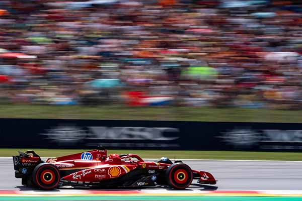 Automóvil monoplaza de Formula 1 en una competencia internacional. Foto EFE/ Siu Wu