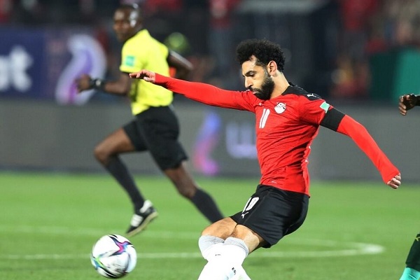 Mohamed Salah, figura de la selección egipcia de fútbol controlando un balón en la Copa Africana de Naciones. Foto EFE 