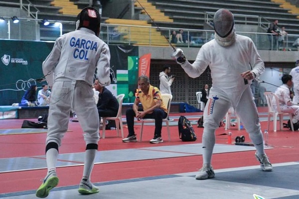 Esgrimista colombiano disputando un torneo internacional realizado en Bogotá. Foto Federación Colombiana de Esgrima. 