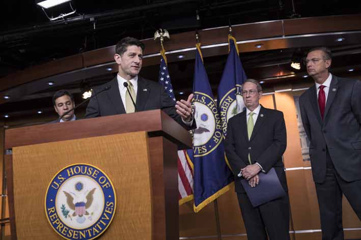 Presidente de la Cámara Paul Ryan, se le une al Comité Judicial Bob Goodlatte ya que empujan a los Republicanos a sacar por delante la legislación para combatir la inmigración ilegal, en el Capitolio en Washington.