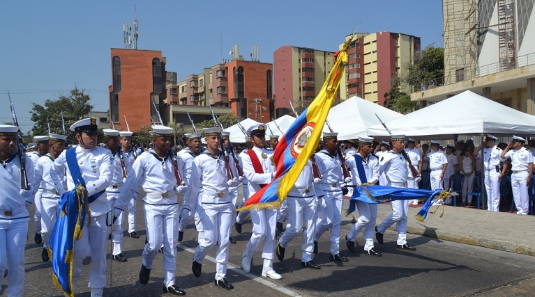 Los actos cierran con un desfile desde la Plaza de la Paz a la sede de la Escuela en la Vía 40.