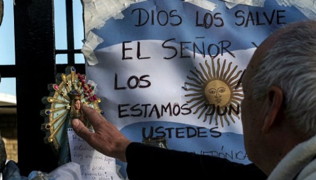 En la entrada de la base naval de Mar del Plata, 400 km al sur de la capital, algunas madres y esposas no aceptaban la decisión oficial de suspender la búsqueda de los tripulantes.