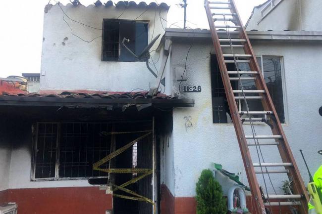 Una persona que se encontraba en la vivienda en el momento del incendio logró escapar de las llamas.