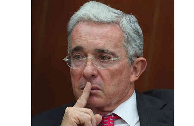 Uribe participa en la Cumbre de Negocios en México.