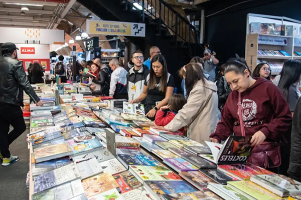Uno de los pasillos de la Feria Internacional del Libro de Bogotá. Foto EFE
