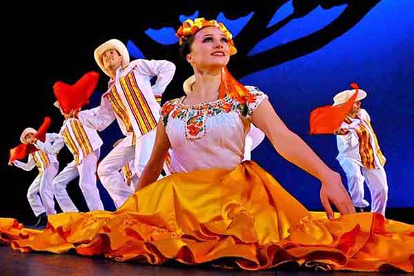 Comparsa representando una danza típica colombianas en medio de un recital. Foto archivo