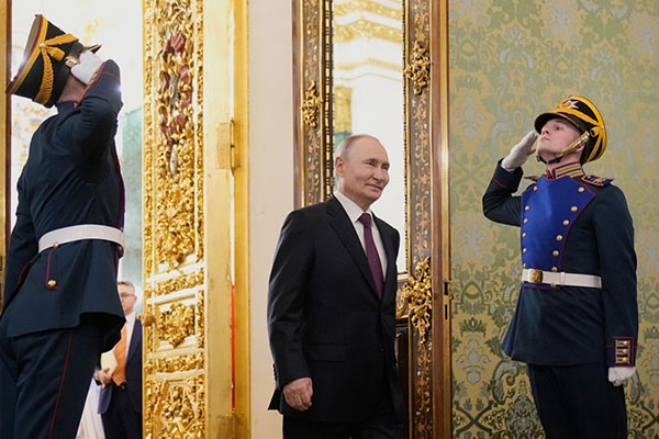 El presidente ruso, Vladímir Putin, entra en una sala para sus conversaciones con el presidente interino de la República de Malí en el Kremlin en Moscú.  Foto archivo EFE/EPA/Pavel Bednyakov / Pool