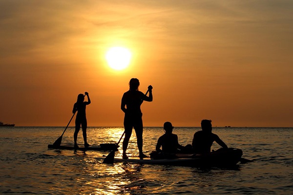 Desde el mar, los turistas aprecian la belleza natural y los atardeceres únicos que hacen de Santa Marta uno de los destinos más visitados del Caribe colombiano. Foto: Derechos reservados / EL INFORMADOR