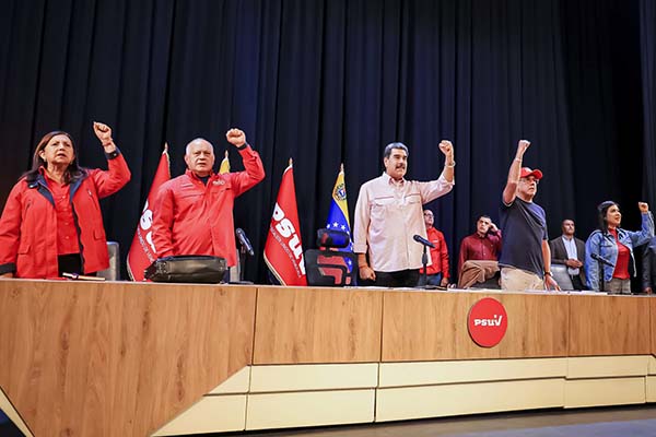 Fotografía cedida por Prensa Miraflores del presidente de Venezuela, Nicolás Maduro (c), junto al secretario general del Partido Socialista Unido de Venezuela (PSUV), Diosdado Cabello (2-i), durante el V Congreso del PSUV y el IV congreso de la Juventud del Partido Socialista Unido de Venezuela (JPSUV), en Caracas (Venezuela). EFE/ Prensa Miraflores.