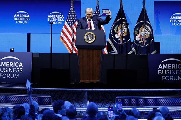 El presidente de Estados Unidos, Donald Trump, intervino en la primera edición estadounidense del America Business Forum en el Kaseya Center de Miami, Florida, EE. UU., el 5 de noviembre de 2025. La cumbre, de dos días de duración, se celebró los días 5 y 6 de noviembre de 2025 en el Kaseya Center y reunió a líderes del mundo empresarial, deportivo, cultural y tecnológico, entre ellos Lionel Messi, Will Smith y directores ejecutivos de importantes empresas globales. EFE/EPA/CRISTOBAL HERRERA-ULASHKEVICH