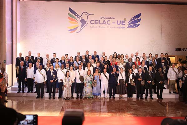 Los jefes de Estado y representantes de los 60 países que integran la CELAC y la Unión Europea posaron para la foto oficial de la IV Cumbre, que por primera vez se celebra en el Caribe colombiano. La imagen simboliza el compromiso conjunto por el diálogo, la cooperación y la sostenibilidad.