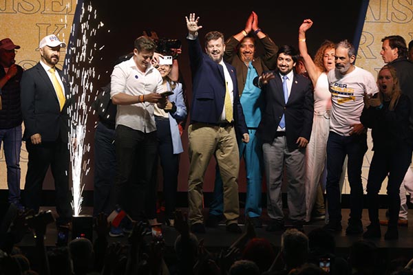 El candidato presidencial del Partido Nacional Libertario, Johannes Kaiser, participa en un acto de campaña en Santiago (Chile). EFE/ Elvis González