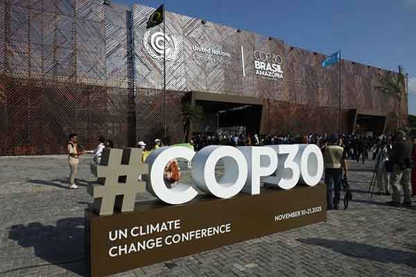 Fotografía de archivo del letrero de la cumbre climática COP30, en el Centro de Convenciones Hangar, en Belém (Brasil). EFE/ Antonio Lacerda