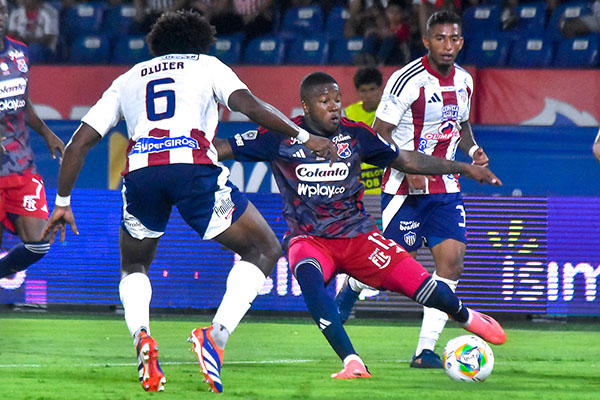 Jugadores de Junior y Medellín enfrentándose en un anterior partido de la liga colombiana. Foto Dimayor 