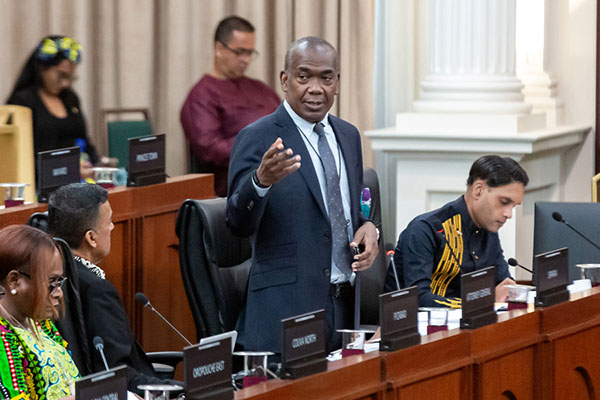 Fotografía del 29 de julio de 2025 del fiscal general de Trinidad y Tobago, John Jeremie, hablando sobre el entrenamiento militar conjunto entre los Marines estadounidenses y las Fuerzas de Defensa de Trinidad y Tobago. EFE/ Andrea De Silva