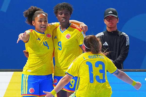  Jugadoras de la selección colombiana celebrando triunfo. Foto Facebook FCFSeleccionCol.