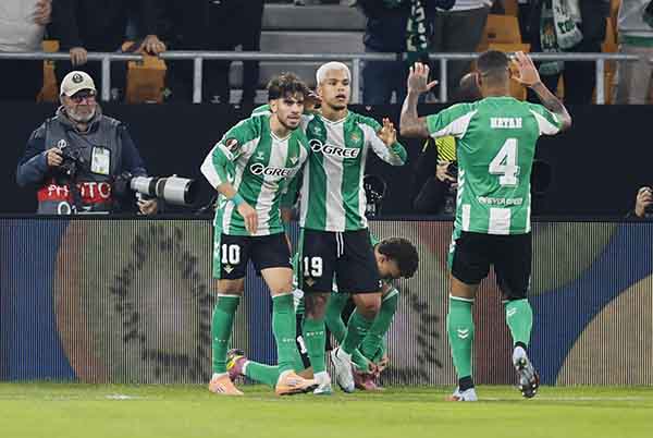 Juan Camilo ‘Cucho’ Hernández celebrando un gol con sus compañeros del Real Betis. Foto EFE  