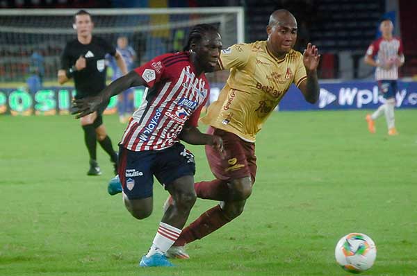 Jimmy Chará del Junior de Barranquilla, enfrentándose contra un rival del Tolima en un anterior partido de liga colombiana. Foto Dimayor 