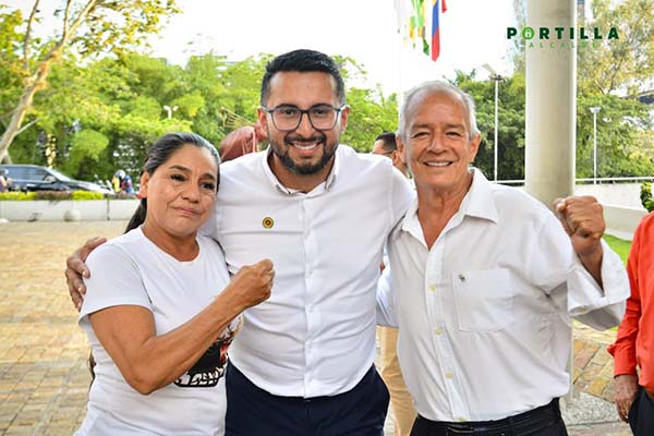 El abogado Cristian Portilla fue elegido ayer nuevo alcalde de Bucaramanga, para liderar la administración municipal durante los próximos dos años, tras la salida anticipada de su antecesor. Según la Registraduría Nacional, con el 100 % del preconteo, Portilla obtuvo el 45,66 % de los votos, superando al ingeniero de transporte, Carlos Bueno, quien alcanzó el 18,90 %. “Las palabras de agradecimiento no alcanzan para expresar todo lo que siento en este momento. Gracias a Dios, gracias a cada ciudadano que nos dio su respaldo, gracias por darnos la oportunidad de liderar a esta ciudad bendecida. Gracias Bucaramanga, soy su nuevo alcalde”, celebró el elegido en redes sociales. Portilla, se inscribió por la coalición ‘Con paso firme Bucaramanga avanza’, integrada por el Centro Democrático, el Partido de la U y Cambio Radical. Foto tomada de la red social Cristian Portilla