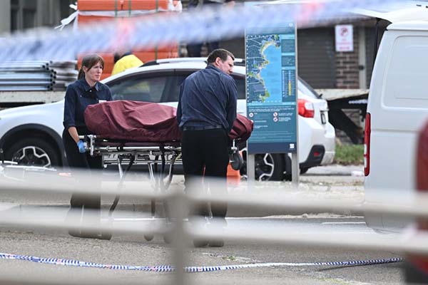 La policía y los forenses sacan un cuerpo del lugar donde dos hombres armados abrieron fuego en Bondi Beach, Sídney. EFE/EPA/ MICK TSIKAS Australia y Nueva Zelanda Fuera