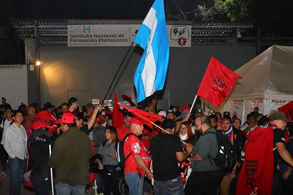 Simpatizantes del Partido Libertad y Refundación participan en una manifestación frente al Centro Logístico Electoral de Honduras. EFE/ Gustavo Amador