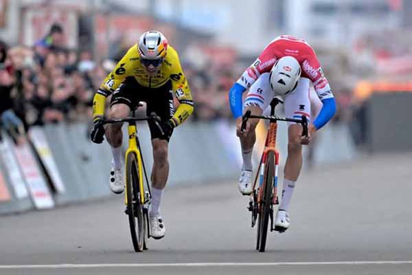 El neerlandés Tibor del Grosso (Alpecin-Deceuninck) y el belga Wout Van Aert (Visma), en disputa de la etapa de ciclocrós Superprestigio. Foto tomada del portal Mundo Pedal.