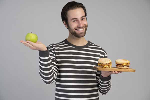   Para adelgazar es preferible trabajar de forma progresiva en una lista de actividades y elecciones saludables, según los expertos. Foto: Freepik.