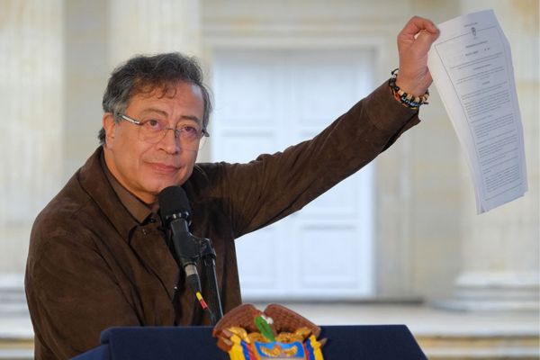 El presidente de Colombia, Gustavo Petro, firmando el decreto de la desclasificación de archivos del DAS. Foto Presidencia
