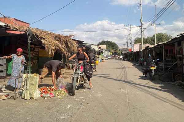 El mercado Nuevo necesita orden y limpieza. Comerciantes y transeúntes reclaman espacios organizados y vías despejadas que permitan circular sin obstáculos. Foto La Guajira Hoy 