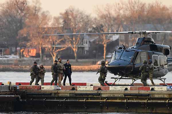 El presidente venezolano, Nicolás Maduro y su esposa, Cilia Flores, llegan al helipuerto de Wall Street durante su traslado a la corte federal para su comparecencia ante el tribunal en Nueva York, Nueva York. EFE/EPA/Stringer
