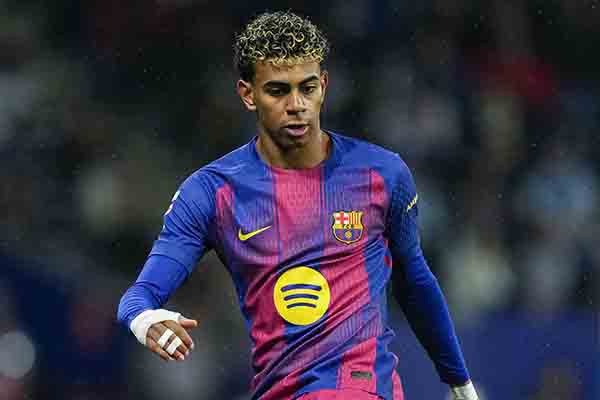 Lamine Yamal, estrella del FC Barcelona, controlando un balón. Foto EFE