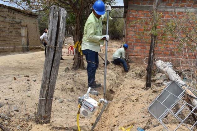 Los contratistas de Gases de La Guajira avanzan en la apertura de zanjas para extender el servicio de gas domiciliario, una obra importante que mejora la calidad de vida de hogares guajiros. Foto tomada de laguajirahoy.com