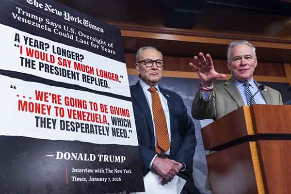 El senador demócrata por Virginia, Tim Kaine y el líder de la minoría demócrata en el Senado, Chuck Schumer, hablan con la prensa después de que el Senado aprobara la medida de procedimiento. EFE/EPA/Jim Lo Scalzo