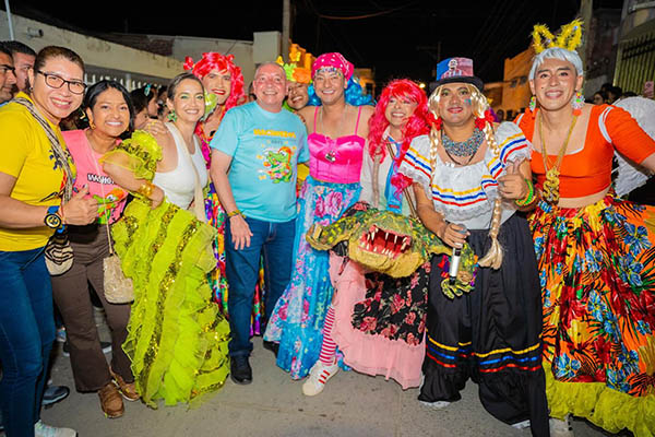 Luis Fernández Quinto, alcalde de Ciénaga Magdalena, en compañía de una comparsa de los tradicionales ‘Machorros’. Foto Alcaldía de Ciénaga  
