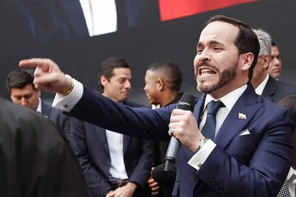 Abelardo De La Espriella, abogado y candidato presidencial, realizando una alocución pública en Bogotá. Foto EFE/ Mauricio Dueñas Castañeda