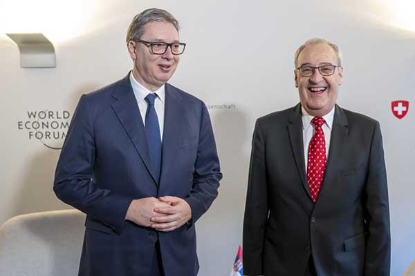 El presidente de Serbia, Aleksandar Vucic, conversa con el presidente federal de Suiza, Guy Parmelin, antes de una reunión bilateral en el Foro Económico Mundial en Davos, Suiza. EFE/EPA/Laurent Gillieron / Pool