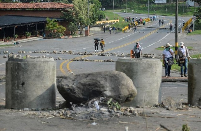 Los pueblos indígenas bloquean la carretera Panamericana durante una protesta para exigir al gobierno el cumplimiento de varios acuerdos. 